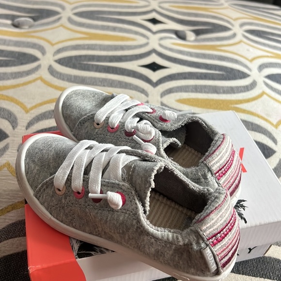 Roxy Girls bayshore III no tie slip on shoe pink & gray slide sneaker faux laces - Picture 6 of 7